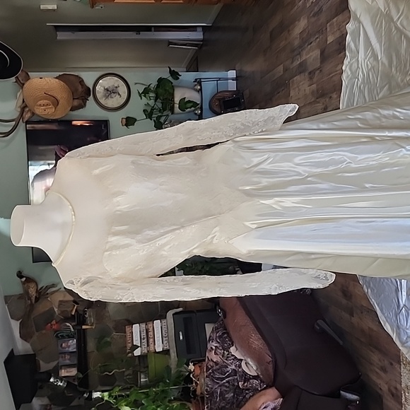 Saks Fifth Avenue 1940s Era Wedding Dress. Liquid Satin - Picture 17 of 17